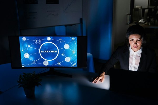 Comment les technologies de blockchain peuvent-elles transformer la gestion des droits d'auteur en ligne?