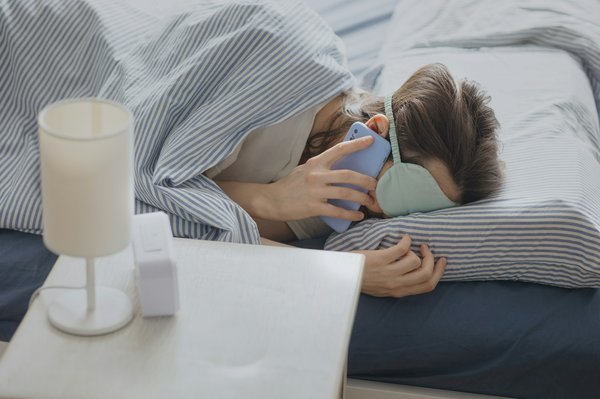 Comment activer et personnaliser les réponses rapides pour les SMS sur un Samsung Galaxy S22?